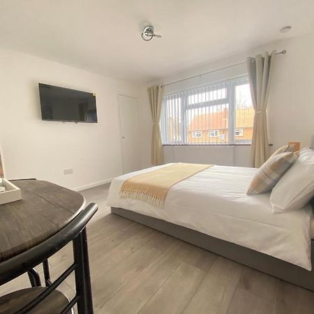 Gatwick Deluxe En-Suite Rooms Хорли Экстерьер фото