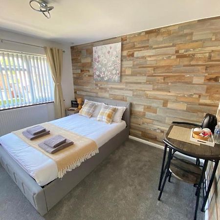 Gatwick Deluxe En-Suite Rooms Хорли Экстерьер фото