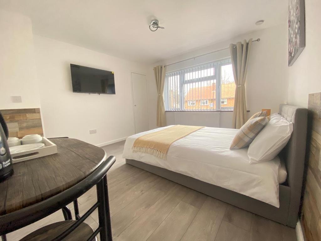 Gatwick Deluxe En-Suite Rooms Хорли Экстерьер фото
