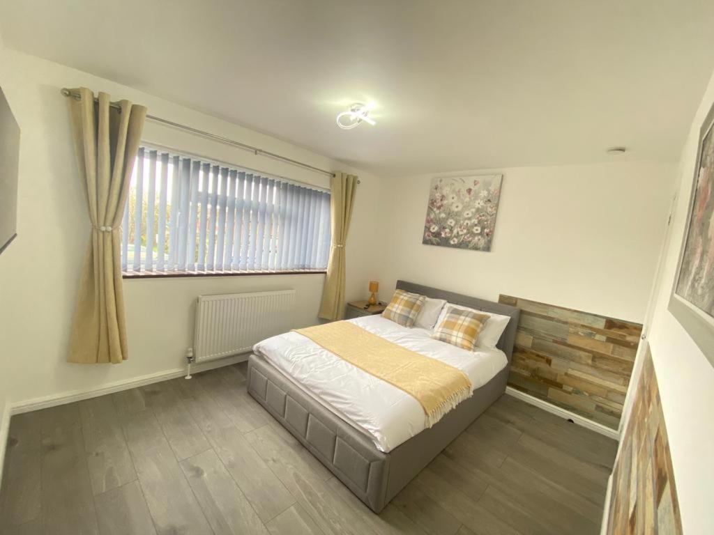 Gatwick Deluxe En-Suite Rooms Хорли Экстерьер фото