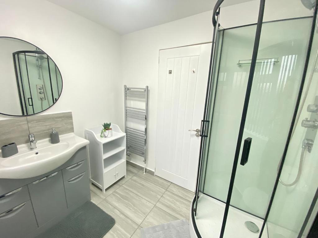Gatwick Deluxe En-Suite Rooms Хорли Экстерьер фото