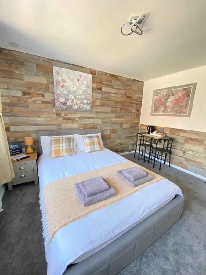 Gatwick Deluxe En-Suite Rooms Хорли Экстерьер фото
