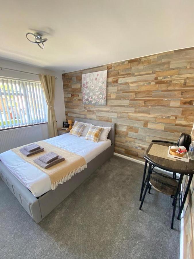 Gatwick Deluxe En-Suite Rooms Хорли Экстерьер фото